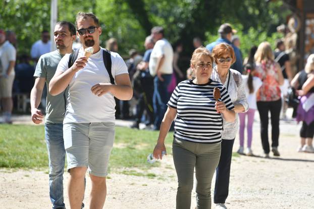 Skradin: Doma?i i strani gosti uživaju u ljepotama Nacionalnog parka Krka