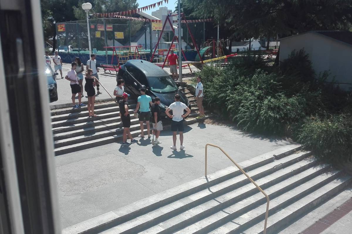 Francuz automobilom sletio niz stepenice u Splitu: 'Zabunio se'