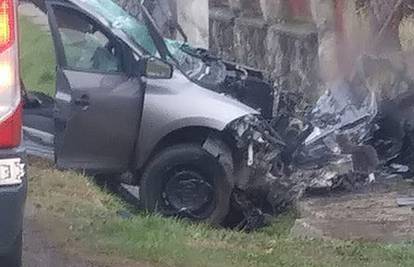 Sletio autom s ceste pa udario u ogradu i stup: Mladić poginuo