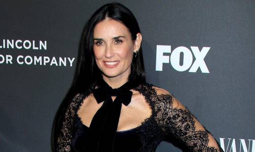 Demi Moore (60) pohvalila se nevjerojatnom figurom: Skinula se u bikini pa stala ispod slapa