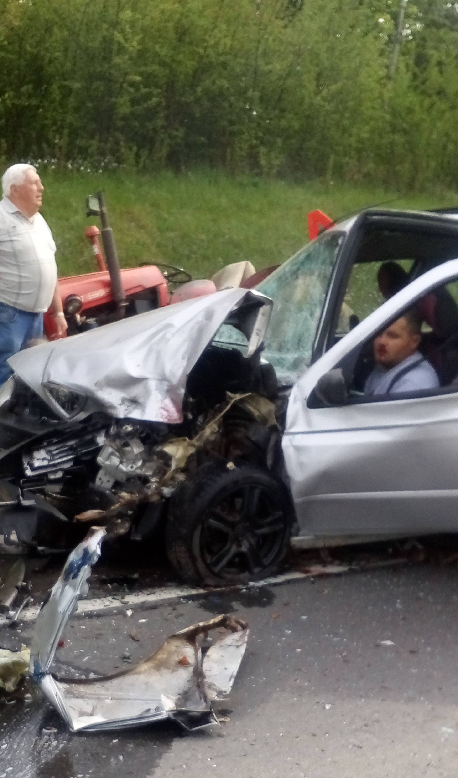 'Traktorist je odletio na cestu, a vozač auta bio je prikliješten'