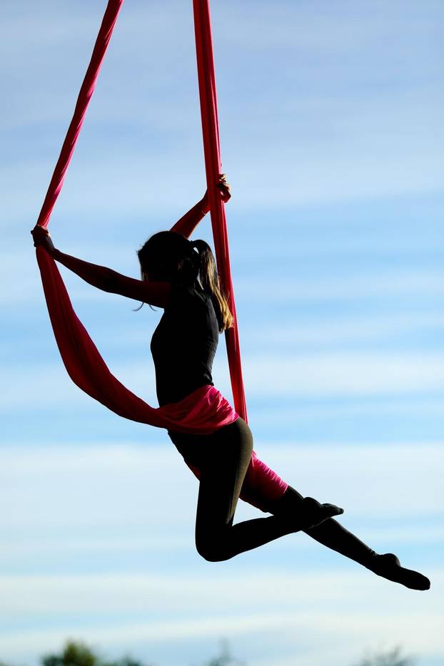 Čarobni ples na svili: Predivne siluete ispod mosta Mladosti