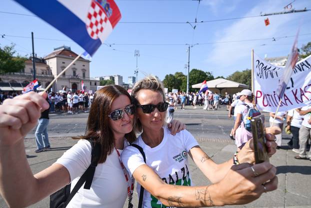Zagreb: Okupljanje prosvjednika Hodaj za Liku, hodaj za Hrvatsku