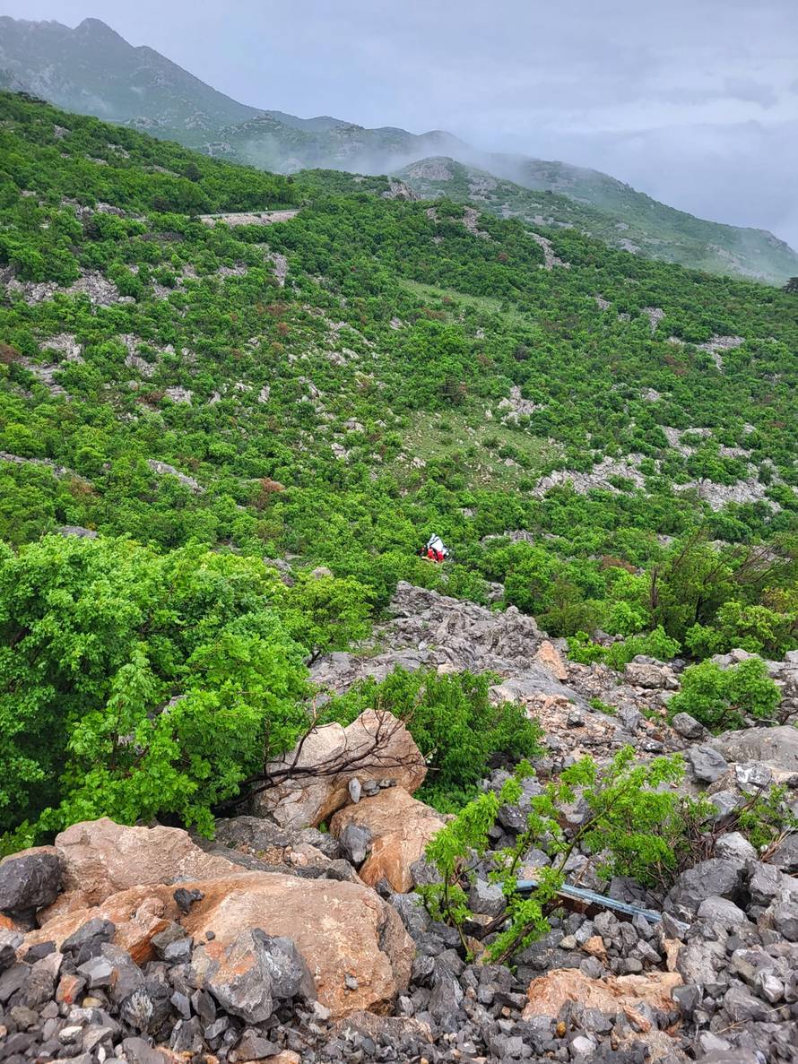 Gospić: Automobilom sletio provaliju, izvukao ga HGSS