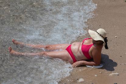 FOTO Plaža Banje u Dubrovniku skoro se ne vidi od suncobrana