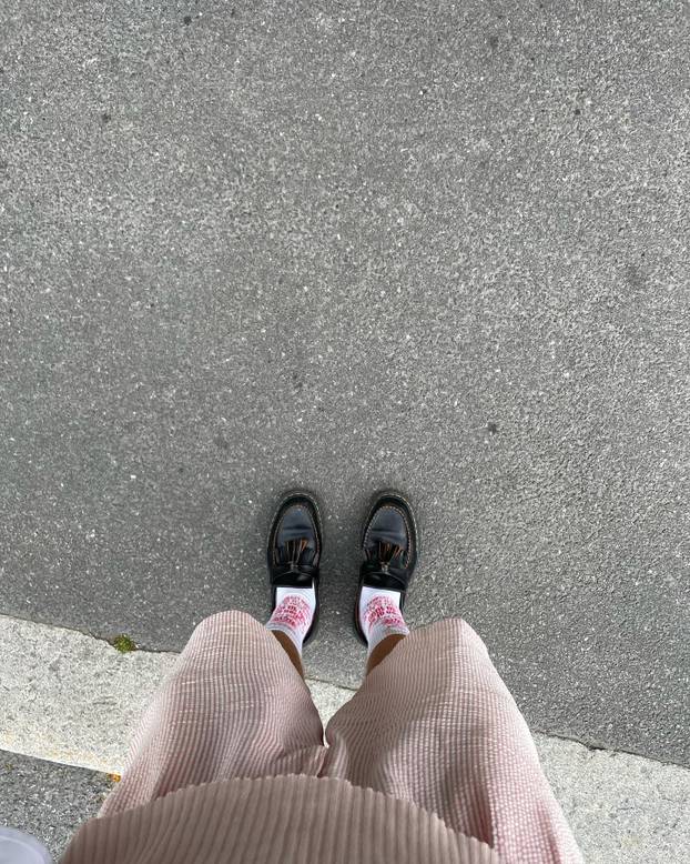 FOTO 'Alpski modni mačak' voli nositi bunde, suknje i lakirati nokte. Sad dominira skijanjem