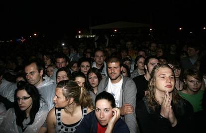 Dvojica mladića vrijeđala i napala policiju na koncertu