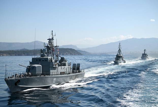 Split: Vježba Hrvatske ratne mornarice za vojni mimoplov