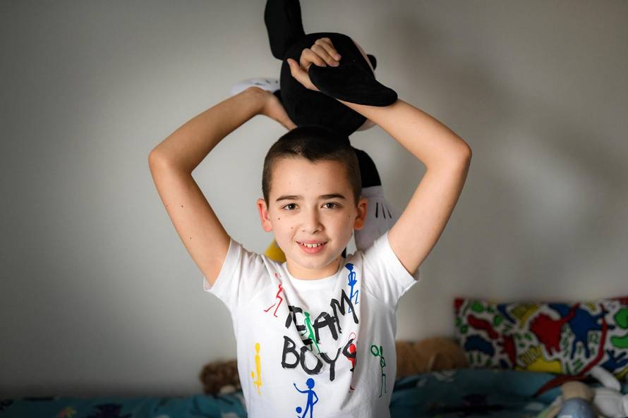 Ivano ima 12 godina, ide u peti razred, ima bijele tenisice, bicikl i Mickeyja Mousea. I autizam