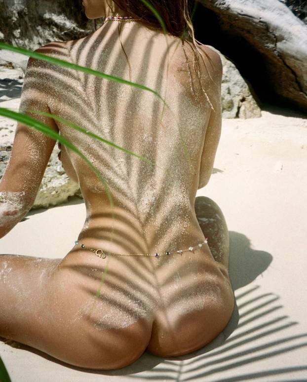 FOTO Britanska 'bomba' uživa na Ibizi: Skinula se u sićušni bikini i raspametila fanove