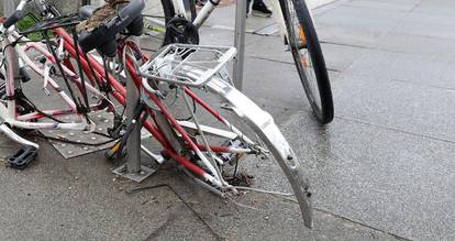 Zagreb: Uništeni bicikli zaključani kod Glavnog kolodvora