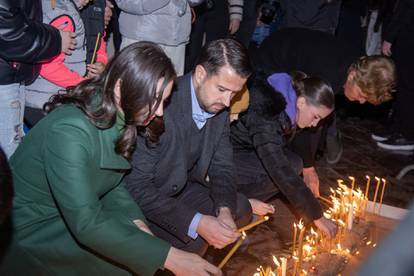 FOTO Tuga u Crnoj Gori: Građani pale svijeće u Podgorici za 12 žrtava sumanutog pokolja