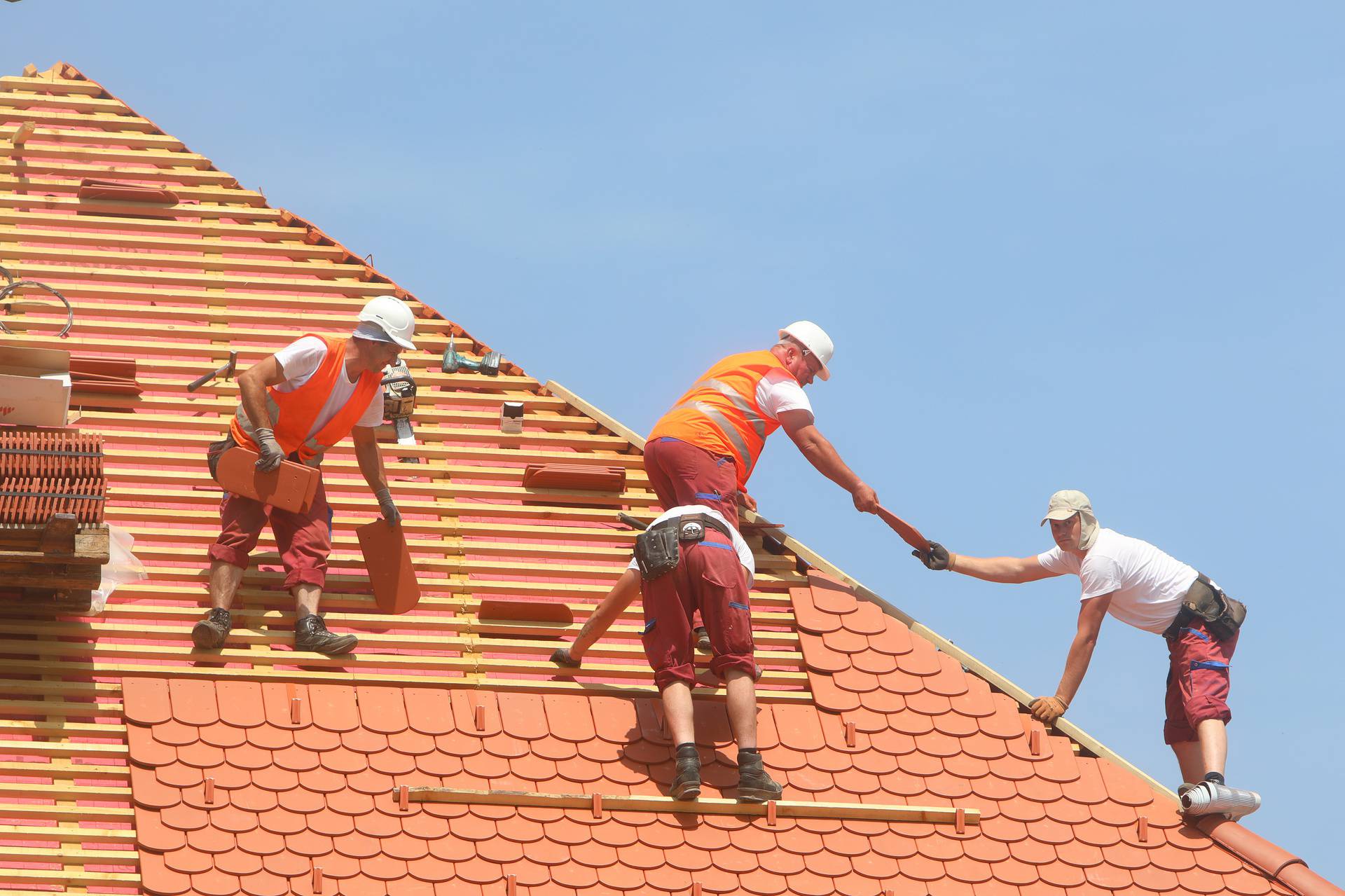 Karlovac: Postavljanje novog crijepa na krov