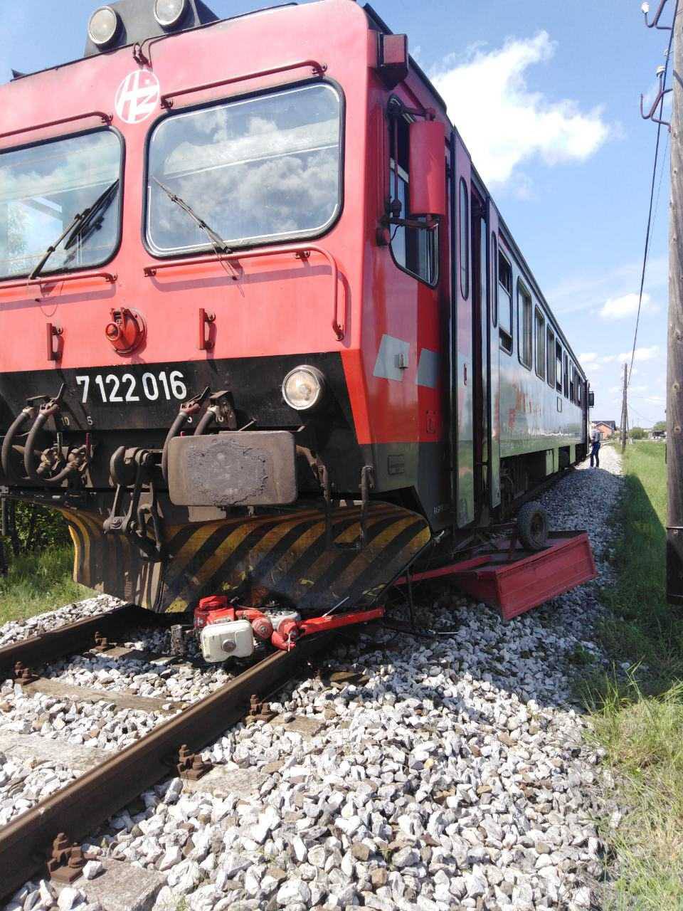 Vlak naletio na frezu: Čovjek ju je vozio i onda zapeo za prugu