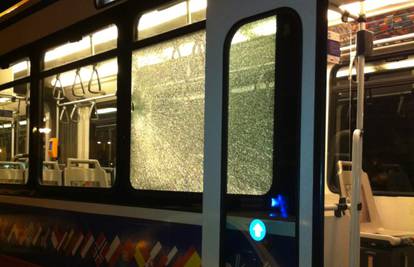 Zagreb: Kamenovali tramvaj, razbili su staklo od vozača