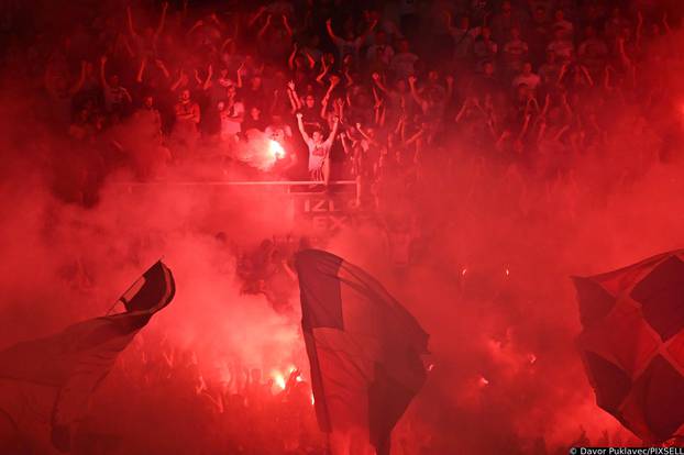 Navijači palili baklje tijekom utakmice Hajduk-Lokomotiva