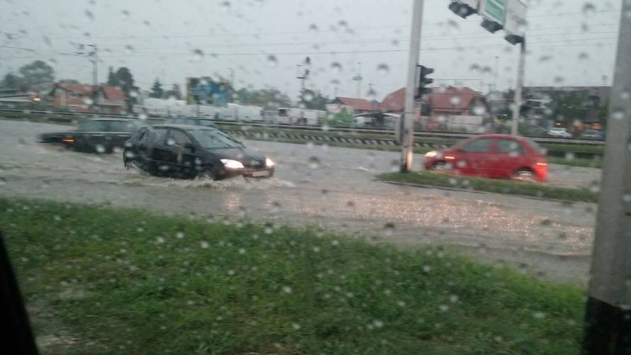 Ulice i podvožnjaci pod vodom: Zagreb pogodilo jako nevrijeme