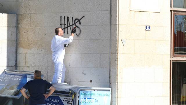 Split: Uklanjaju se grafiti koji su osvanuli na zgradi Gradskog poglavarstva