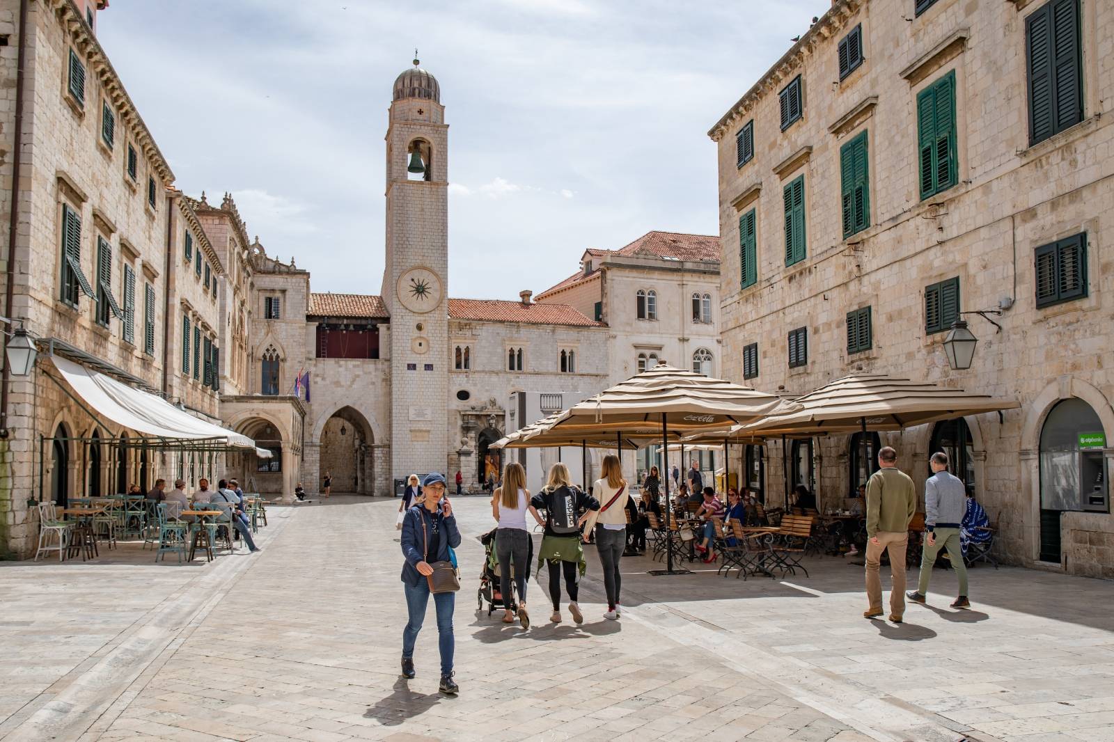 Dubrovnik: Popuštanjem mjera i otvaranjem kafića Stradun se polako vraća u normalu