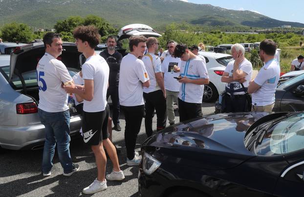 Navijači Rijeke na izlazu Dugopolje uz policijsku pratnju nastavljaju prema Poljudu