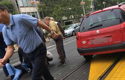 Prometna nesreća na Savskoj: Automobil naletio na pješaka