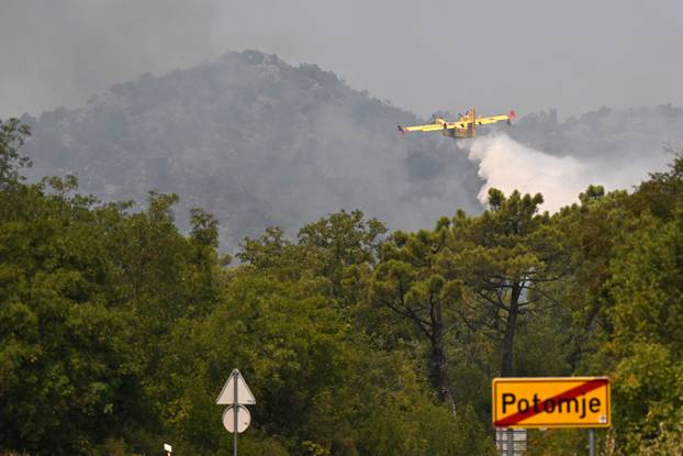 FOTO Kanaderi cijeli dan u akciji: Pogledajte kako gase požare diljem Dalmacije