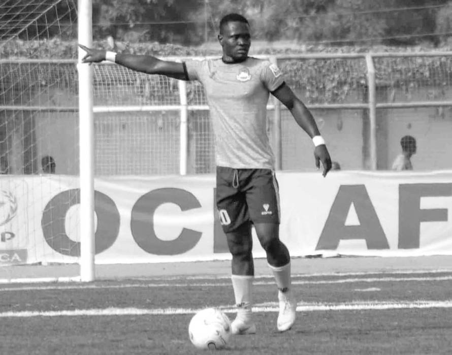 Nogometaš umro na travnjaku, a vozilo hitne gurali su redari?!