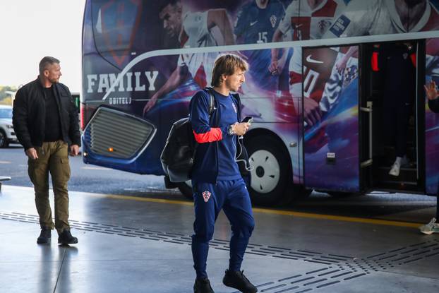 Zagreb: Odlazak hrvatske nogometne reprezentacije u Prag 