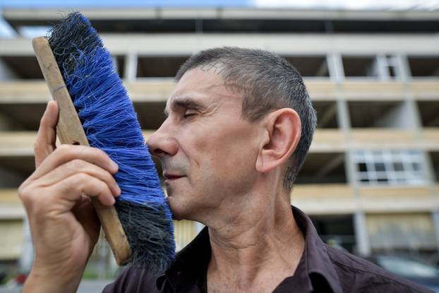 Zagreb: Performer Siniša Labrović