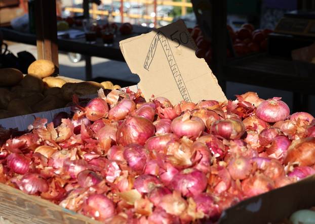 Šibenik: Bogata ponuda vo?a i povr?a na gradskoj tržnici