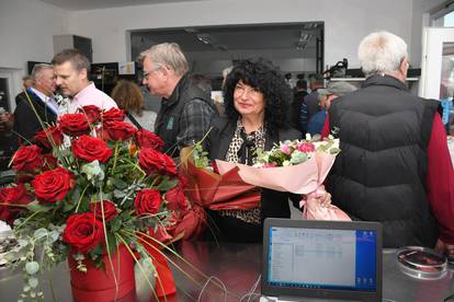 Peveci otvorili novu trgovinu, Višnja na poklon dobila kosilicu