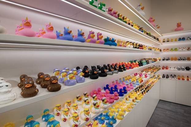 U Puli otvorena trgovina samo s gumenim patkicama