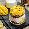 Idealan za doručak: Mango s kokosovim jogurtom i granolom