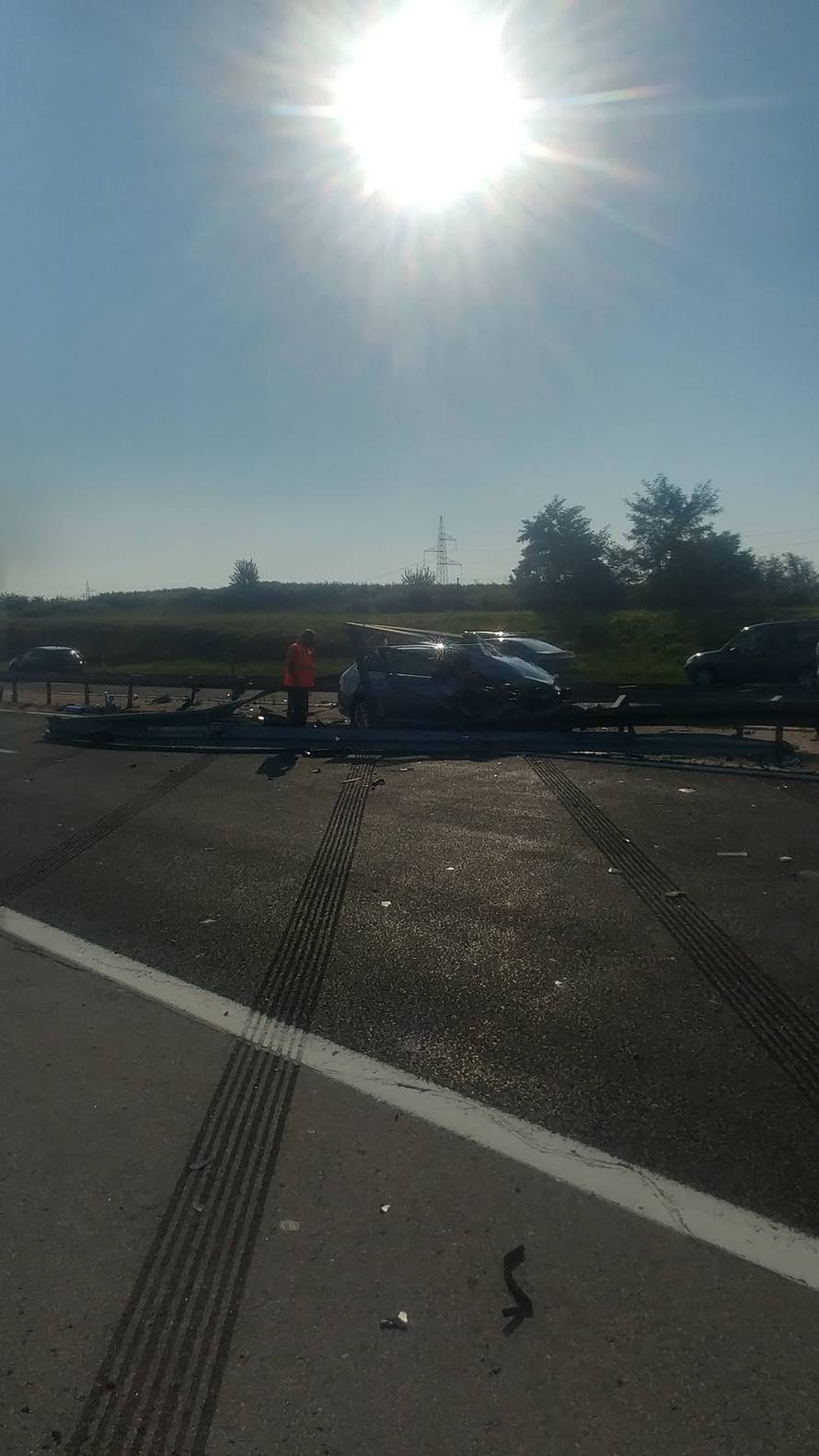 Stravična nesreća kod Brinja: Ograda je 'prošla' kroz Škodu!