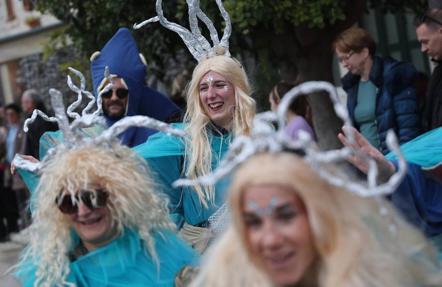 Kaštel Kambelovac: Održan Kambelovski krnjeval i zapaljen krnje “ Yugo”