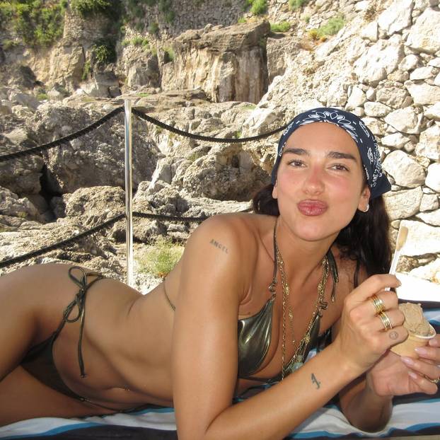 FOTO Dua Lipa otkrila trenutke s medenog mjeseca: Evo kako njoj i suprugu 'stoji' bračni život