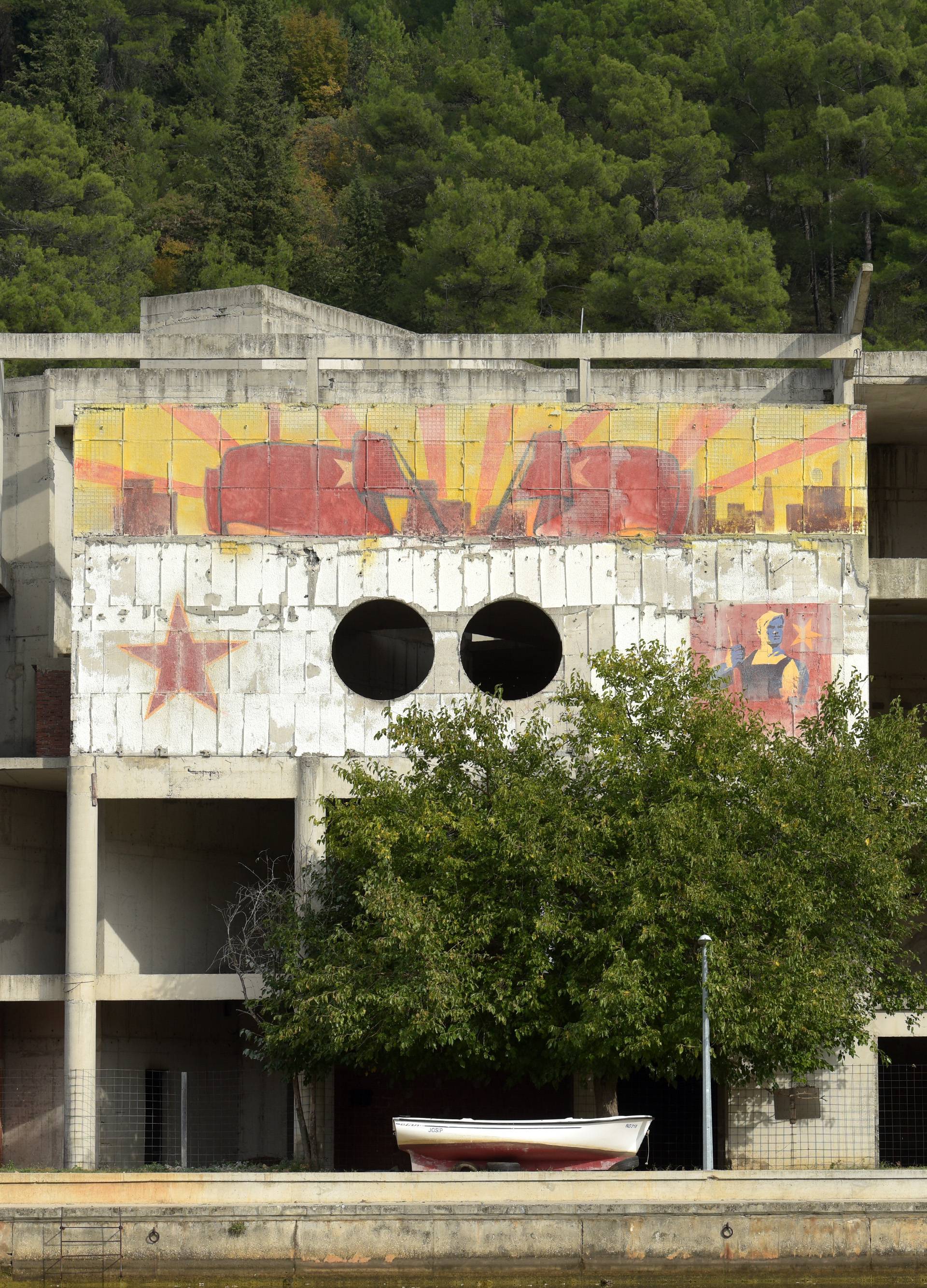 Eksplozije i rafali u Obrovcu: Nakon serije ostali samo grafiti