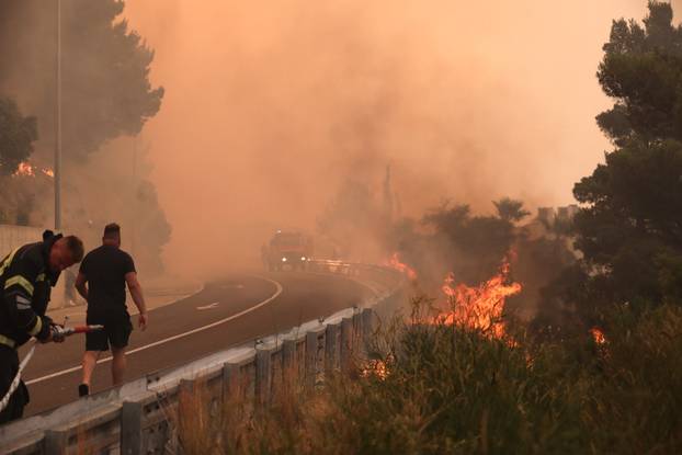 Buknuo veliki požar u Pisku, vatra došla do kuća