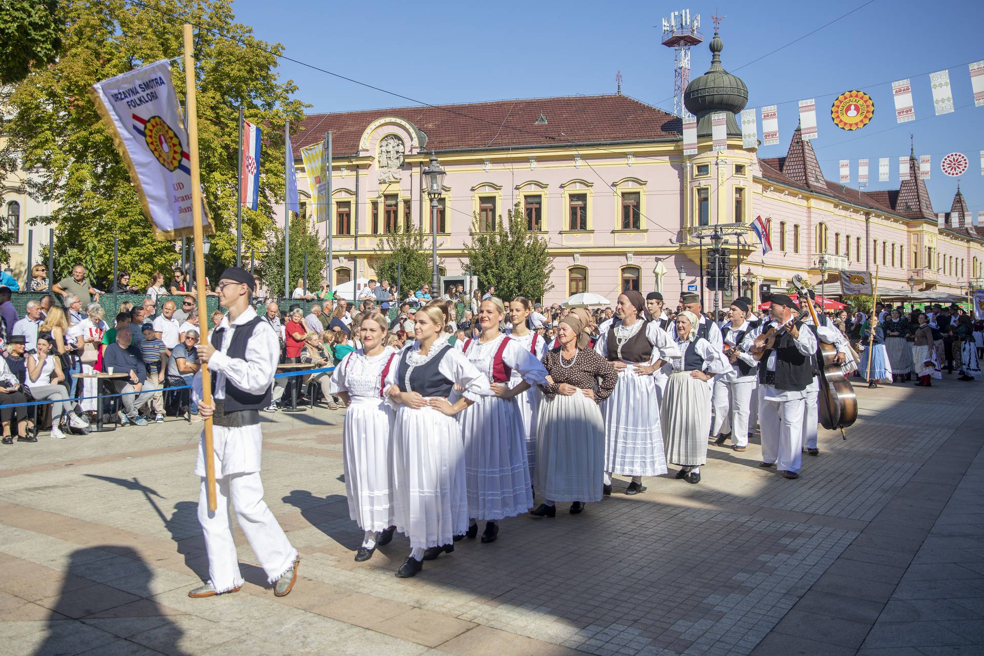 Svečani mimohod sudionika 59. Vinkovačkih jeseni