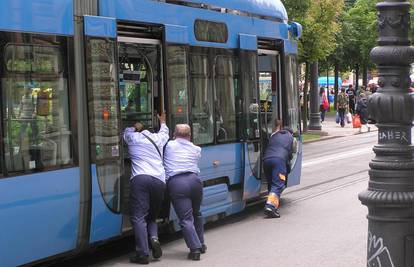 Zbog maloga kvara morali gurati tramvaj od 32 tone