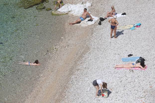 Rijeka: Oni hrabriji uživali u kupanju, a manje hrabri samo u sunčanju na plaži
