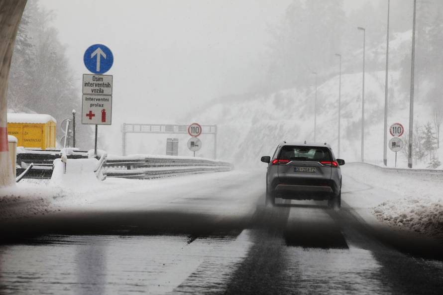 Delnice: Snijeg otežava promet kroz Gorski kotar