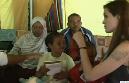 Angelina Jolie na rame dodala i Brada Pitta uz njihovu djecu
