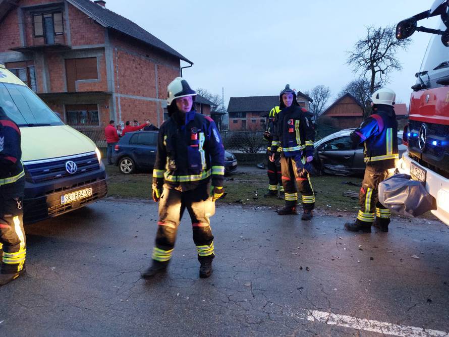 FOTO Dvoje ozlijeđenih u sudaru automobila kraj Siska