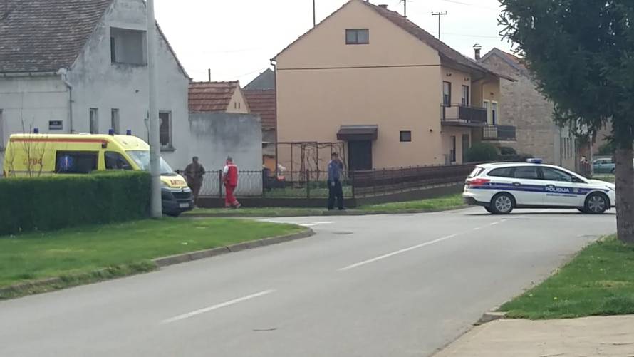 Policija mu je oduzela pištolj pa se popeo na krov: 'Ja ne idem!'