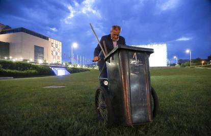 Grad mu u kaosu zbog potresa, a Bandić se igra s trokolicom