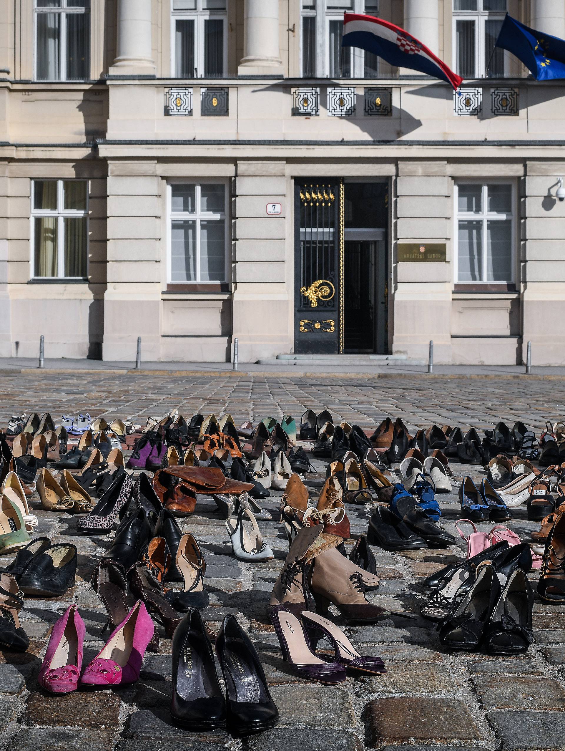 156 pari cipela, 156 ubijenih žena. Je li vam sada jasnije?