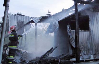 Grom je udario lovački dom i zapalio ga, nitko nije ozlijeđen