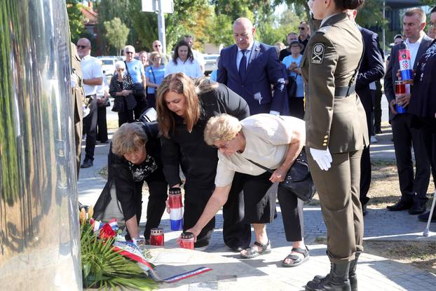Vukovar: Polaganje vijenaca na spomen obilježju nestalim osobama u Domovinskom ratu