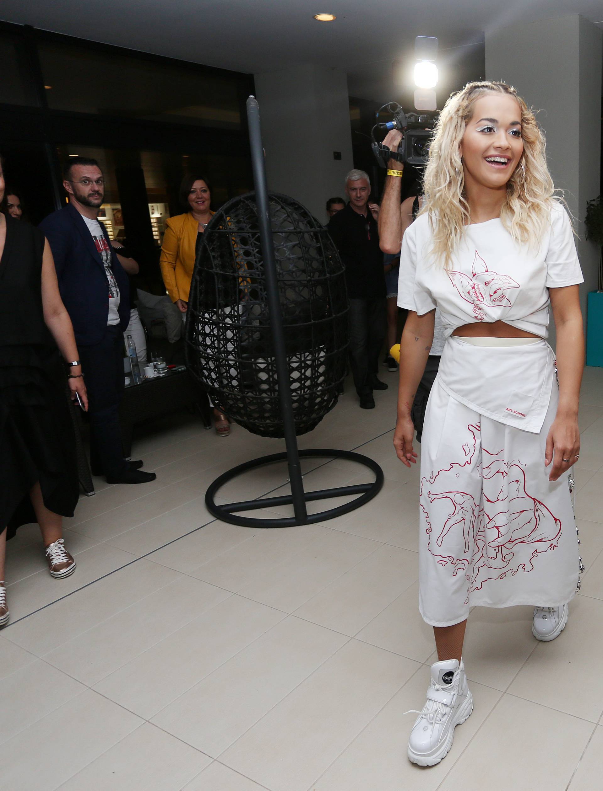 PoreÄ: Rita Ora prije nastupa  druÅ¾ila se s veleposlanikom Kosova